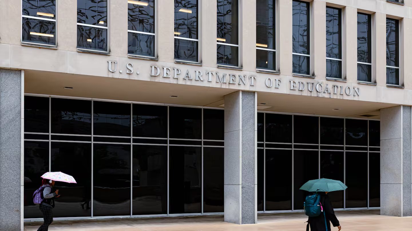 Corte Suprema permite a Trump despedir a 1,400 empleados del Departamento de Educación